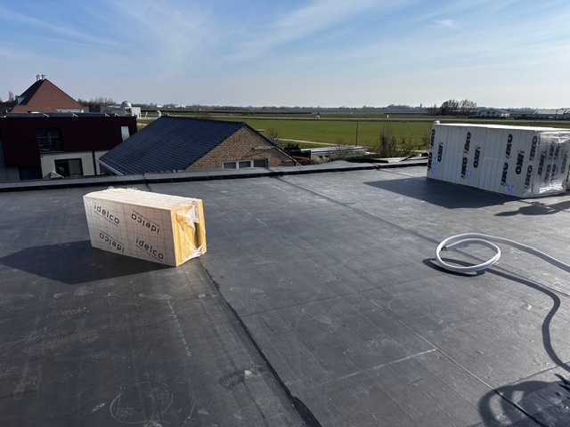 Pas gelegd EPDM-dak met isolatieplaten op een woning