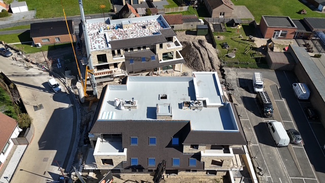 Nieuwbouwproject met PVC-dak, gezien vanuit de lucht