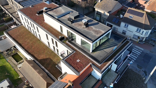 Appartementsgebouw met groendak en plat dak