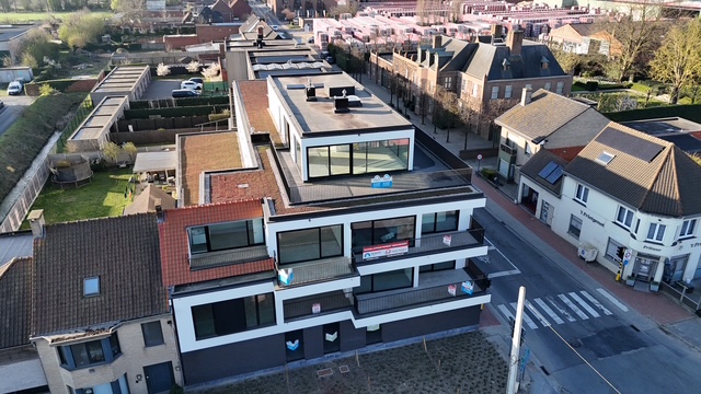 Appartementsgebouw met afgewerkte platte daken, gezien vanuit de lucht
