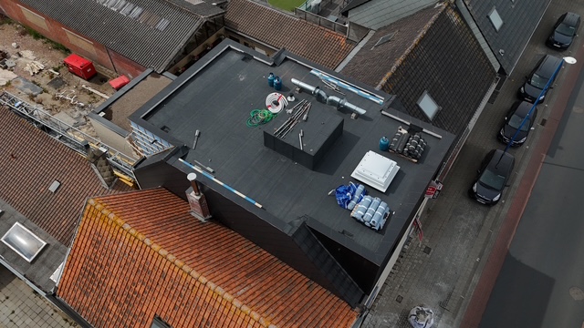 Plat dak in uitvoering tussen hellende daken