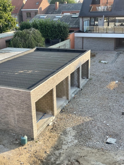 Garage met afgewerkt roofingdak