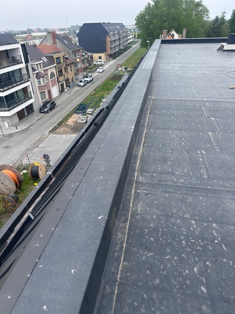 Afgewerkte dakrand op het platte dak van een appartementsgebouw